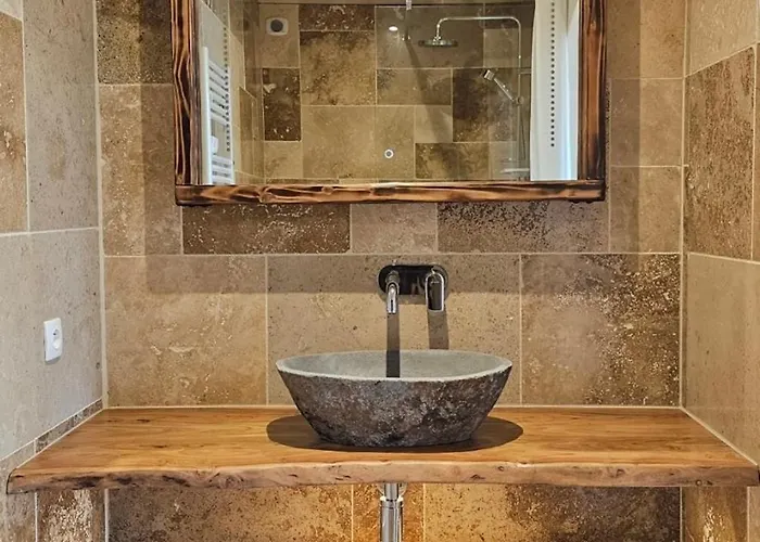 לינה וארוחת בוקר Domaine De Pradaous 3*