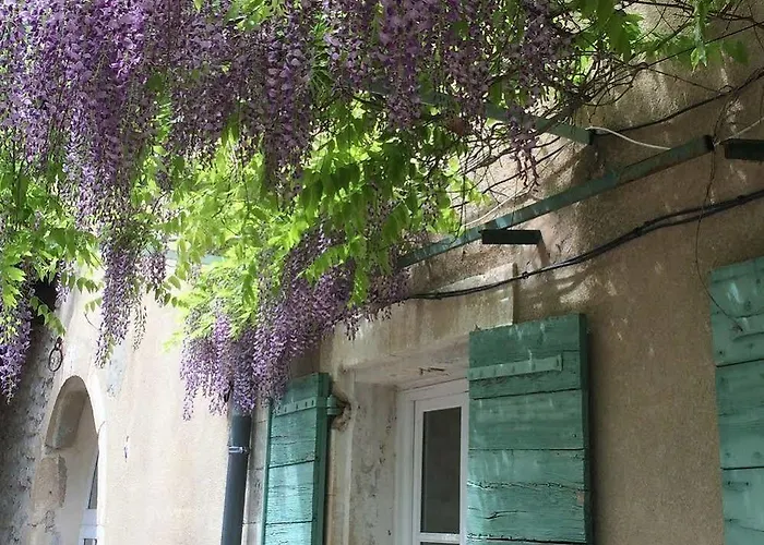 לינה וארוחת בוקר Domaine De Pradaous