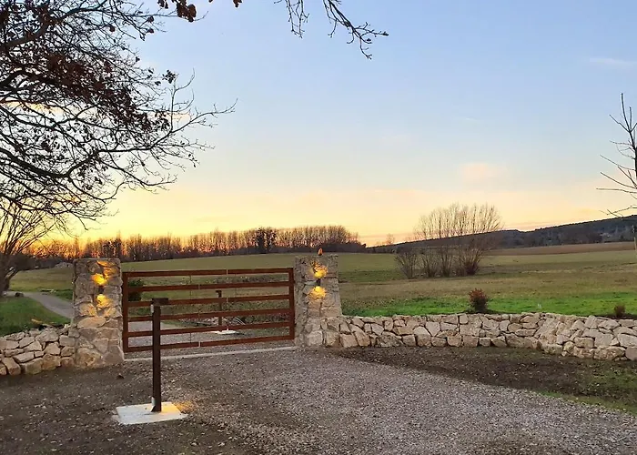 לינה וארוחת בוקר Domaine De Pradaous